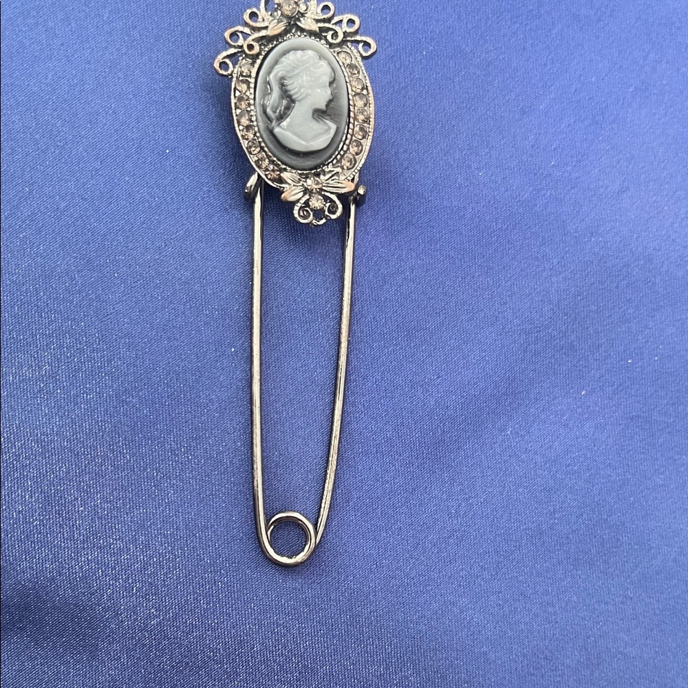 Elegant Silver Cameo Brooch - Picture 1 of 4